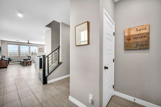 Building Photo - Spacious 5-Bedroom Home with Loft, Pool & Mountain Views