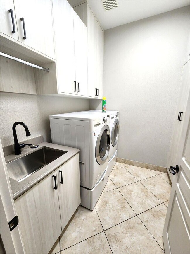 Building Photo - Spacious, Upgraded Single-Story Home in Su...