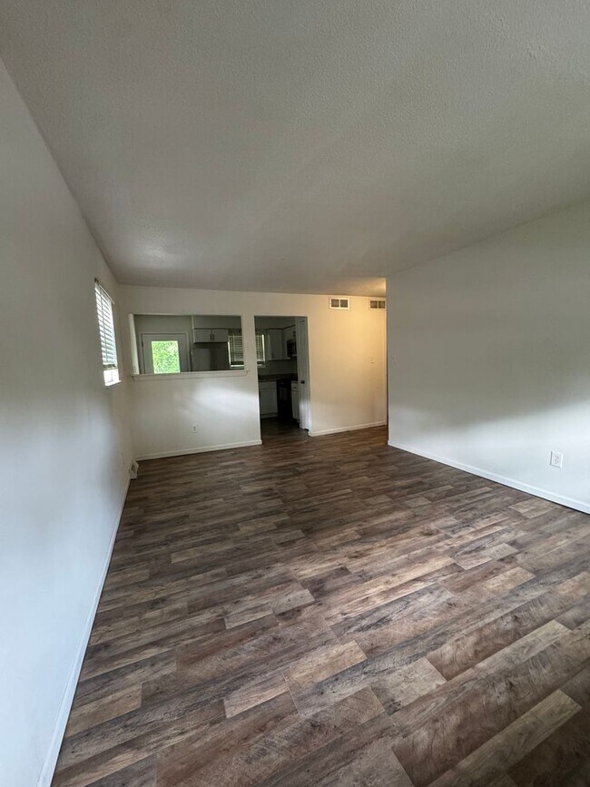 Building Photo - Two Bedroom Unit Available For Rent!