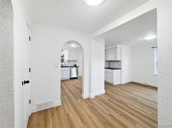 Building Photo - 2124 Bernice Ave