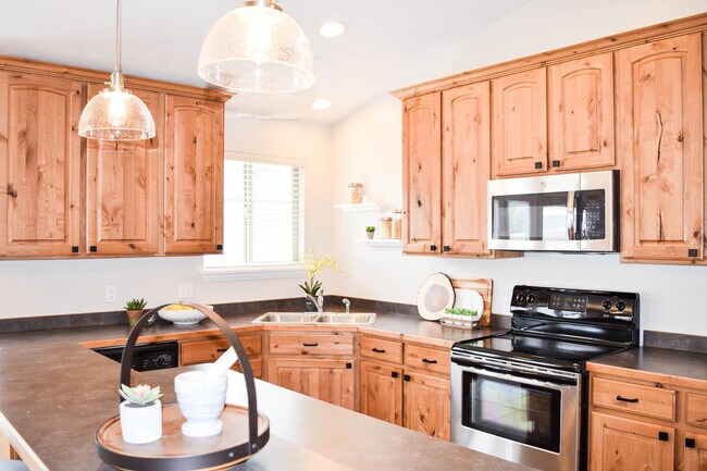 Building Photo - Idyllic Provo home w LOTS of garage space!
