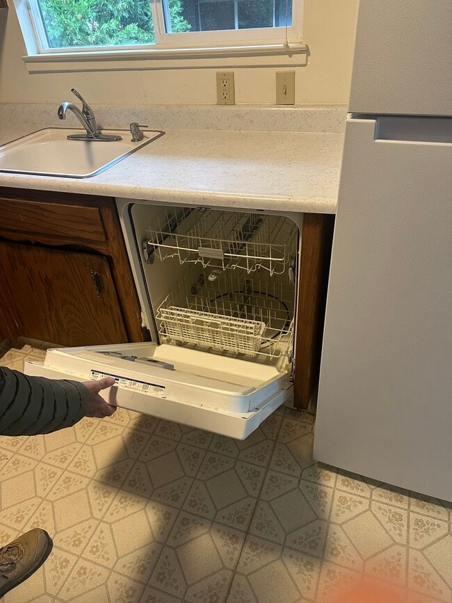 Building Photo - Charming Cascade Shores Retreat 2/1 1,000 ...