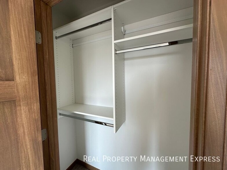 Building Photo - Beautiful 3 Bedroom 2.5 Bathroom Townhome