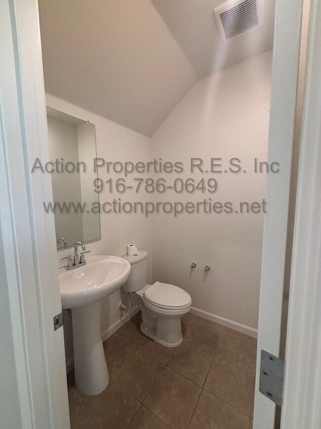 Building Photo - Rocklin Meritage Durango Subdivision - 2 Story 3 Bed, 2.5 bath - 1,833 sqft - NO HOA!