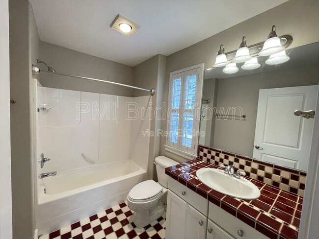 Building Photo - 10235 NW Edgewood Dr