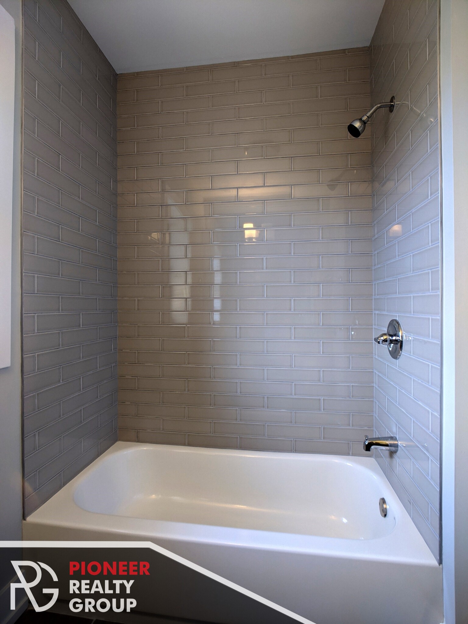 Building Photo - 709 W Brompton Ave