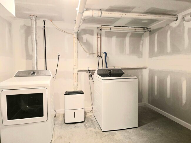 Building Photo - 2 Railroad Ave