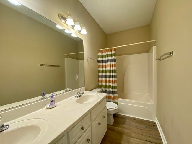 Building Photo - 4858 Somerset Dr