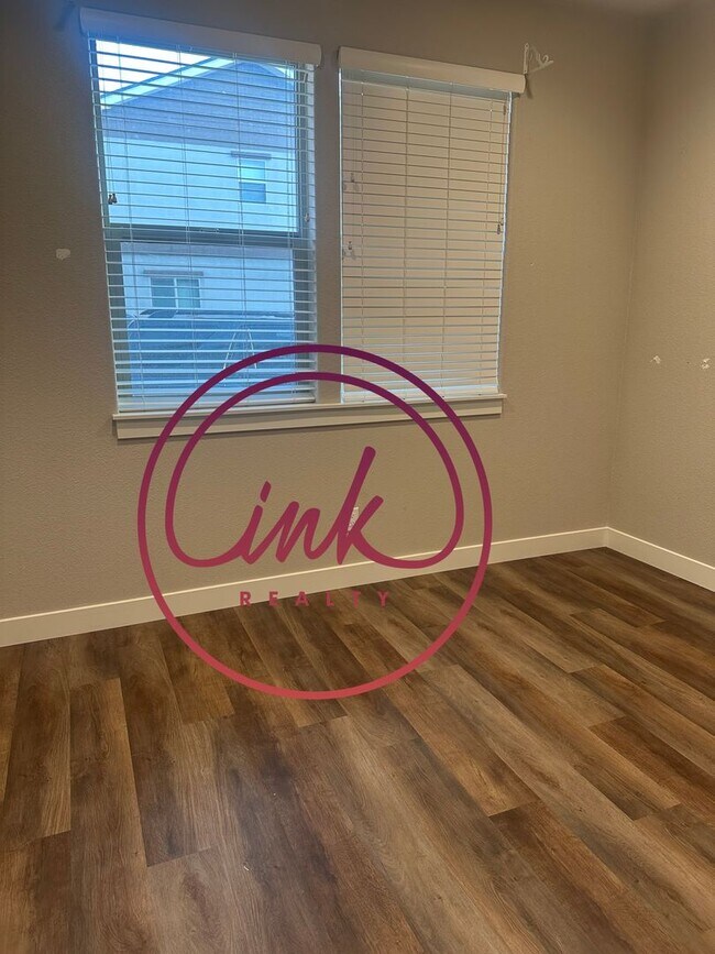 Building Photo - Beautiful Minden Townhouse