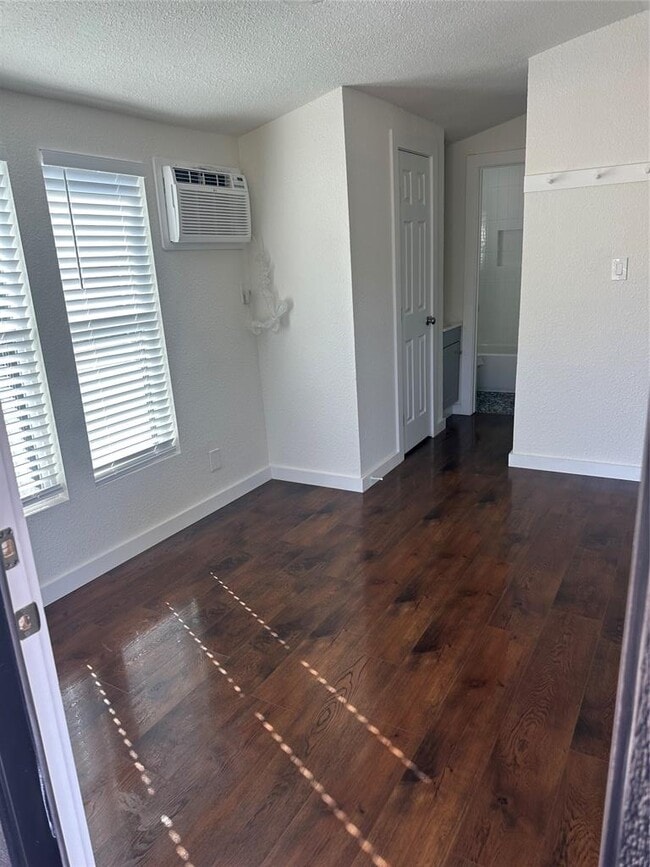 Building Photo - 3019 E 12th St