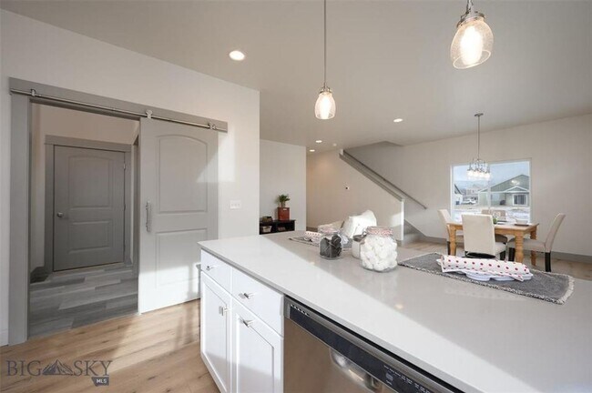 Building Photo - Gorgeous Townhouse - 3 Bedrooms and 2 1/2 Bathrooms