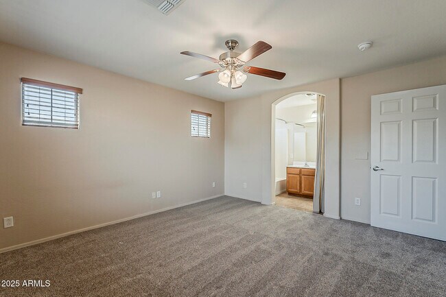 Building Photo - 519 E Rainbow Dr