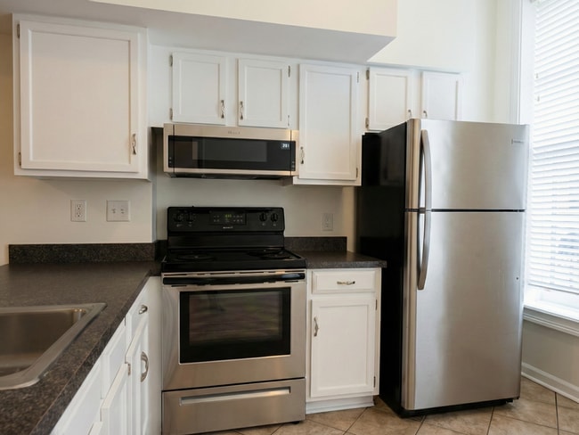 Building Photo - 235 King St