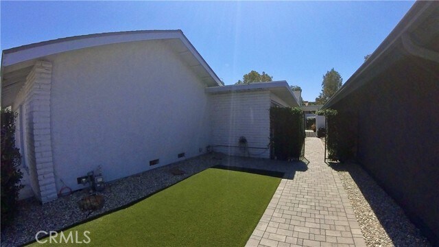 Building Photo - 1118 W Curie Ave