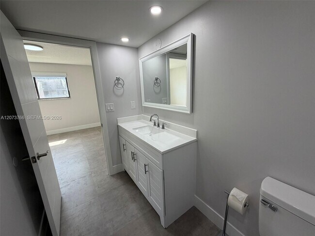 Building Photo - 1360 W 41st St