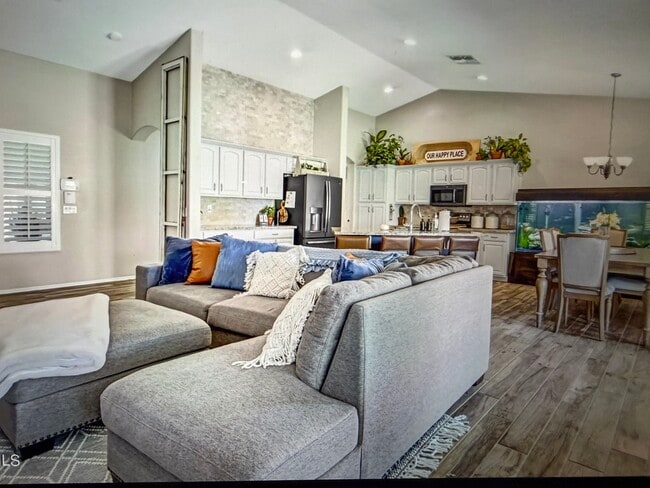 Building Photo - 2913 E Runaway Bay Pl