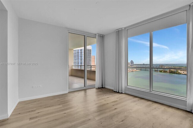 Building Photo - 848 Brickell Key Dr