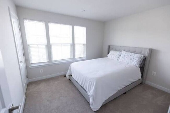 Building Photo - Available Now! Discover urban living at its finest in this 4-level gem!