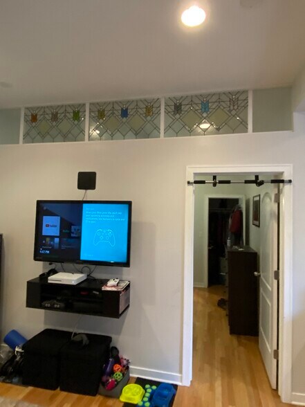 Building Photo - 1510 N Greenview Ave