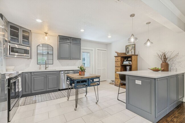 Building Photo - BEAUTIFUL FIRST FLOOR, 2-BEDROOM APARTMENT IN OLMOS PARK