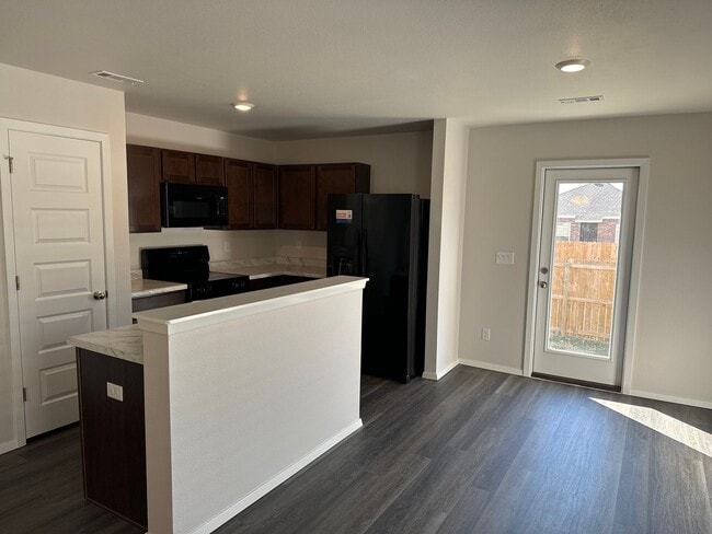 Building Photo - Now Pre-Leasing — Comfortable 3 Bedroom, 2 Bath Living in Barberry Court