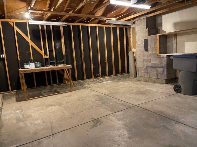 Building Photo - 3 bed 2 bath home on HUGE LOT!