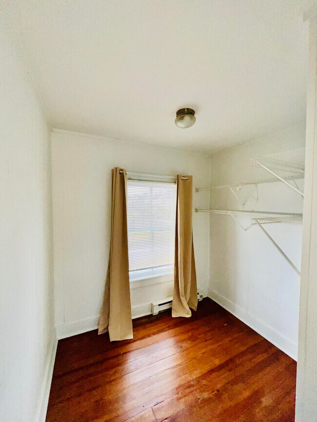 Walk-in Closet - 1002 Lafayette Blvd