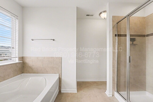 Building Photo - 1349 Middlecrest Dr NW