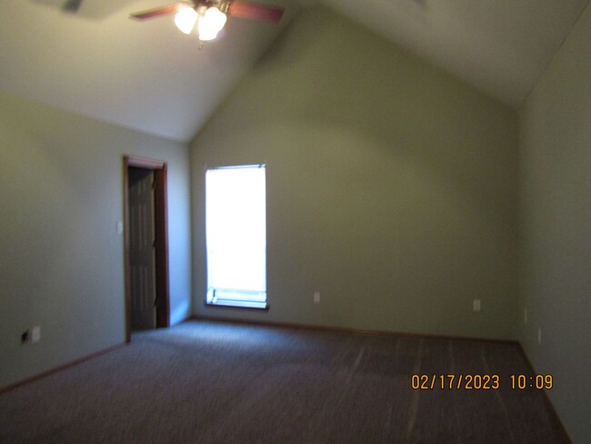 Building Photo - Crown Pointe Area!! PETS ARE NEGOTIABLE WI...