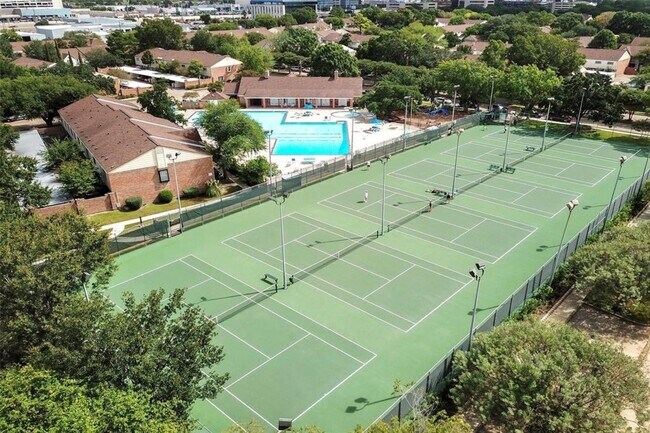 Building Photo - Newly Renovated 4 bed, 2.5 bath Townhome i...
