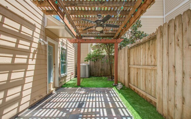 Building Photo - Stunning Three-Bedroom Townhouse Located i...