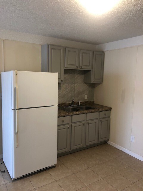 Building Photo - Recently Renovated 2 Bedroom 1 Bath Apartm...