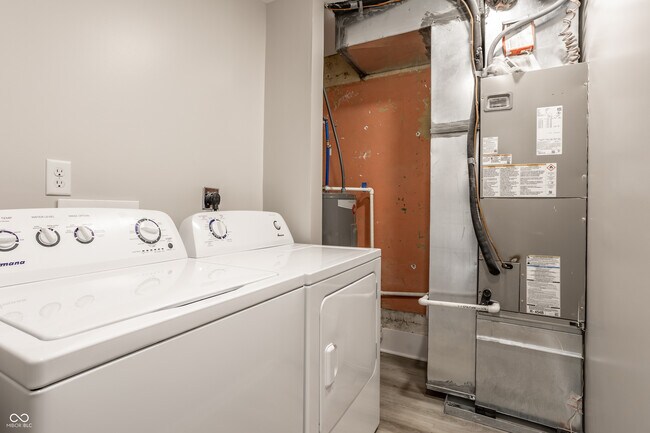 Building Photo - 104 W Main St