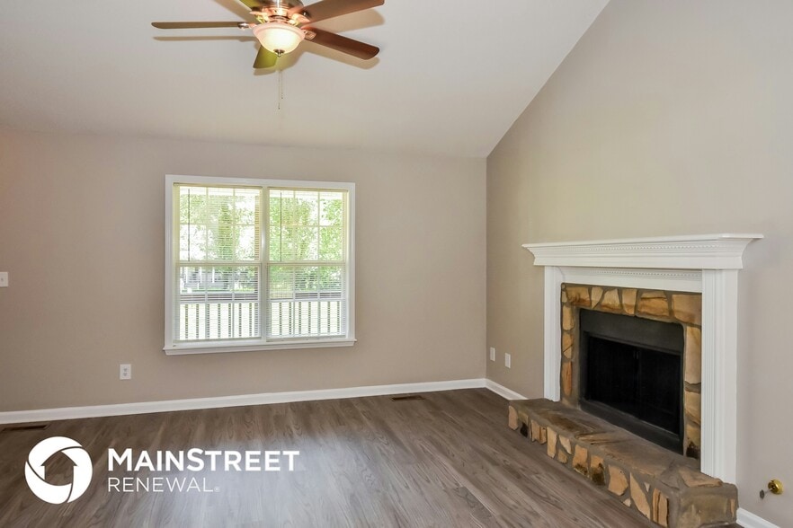 Building Photo - 522 Willow Creek Dr