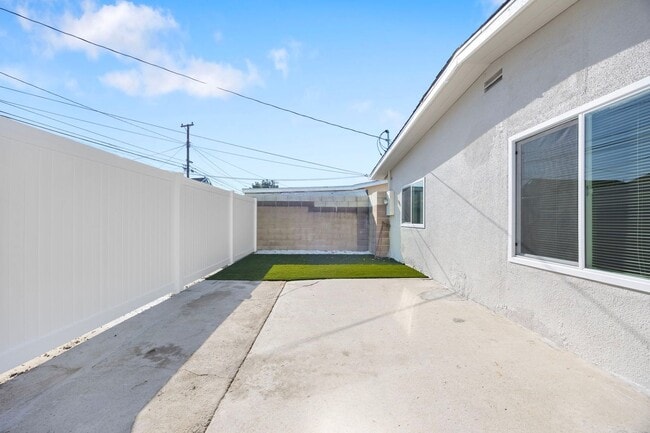 Building Photo - 3 Bedroom Duplex with Washer Dryer