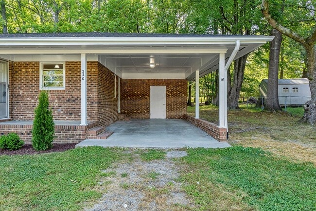 Building Photo - AVAILABLE NOW!! 4 bedroom Brick Ranch Styl...