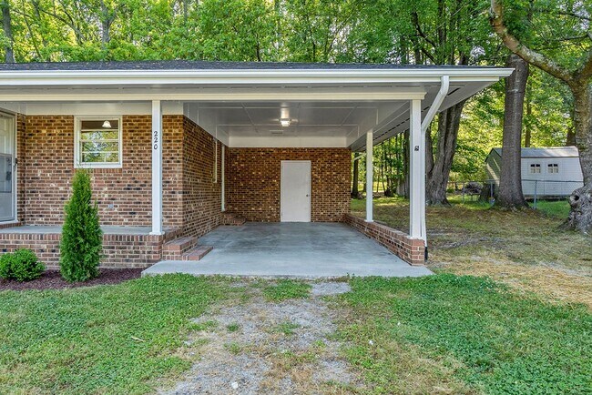 Building Photo - AVAILABLE NOW!! 4 bedroom Brick Ranch Style Home