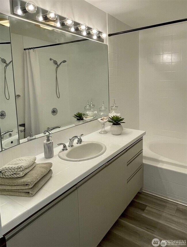 Building Photo - 2Bd/2Ba Seattle Condo