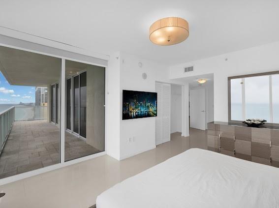 Building Photo - 16699 Collins Ave