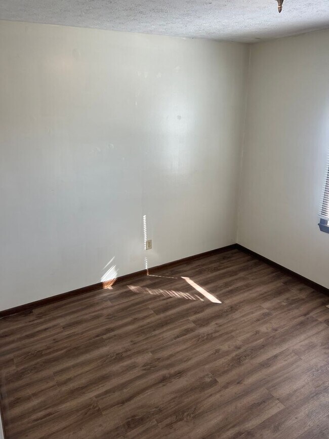 Building Photo - Spacious 3 Bedroom, 1 Bathroom Duplex
