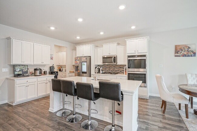 Building Photo - 32 Westmont Dr
