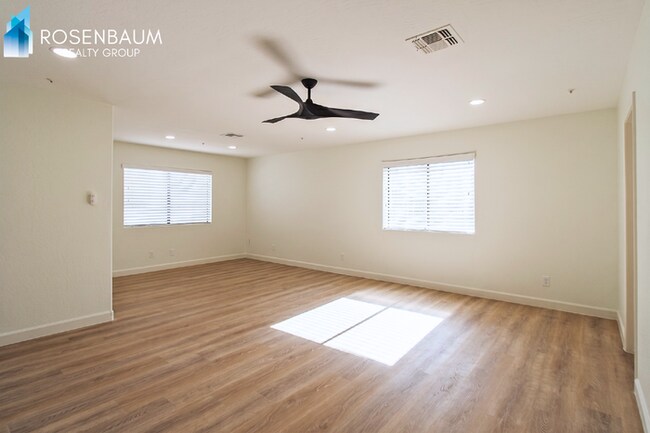 Building Photo - Stunning 2-beds, 2-baths Desert Retreat  in the highly desirable North Scottsdale area!