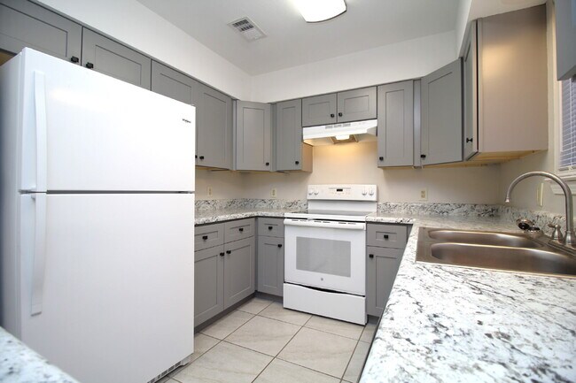 Building Photo - Spacious 3BR Townhome Near Pensacola State College with Flex Room, Private Balcony & Fenced Backy...