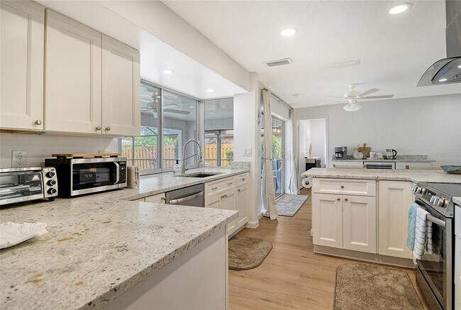 Building Photo - 6722 Roxbury Dr