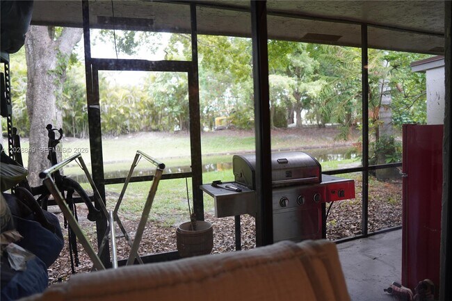 Building Photo - 453 Lakeview Dr
