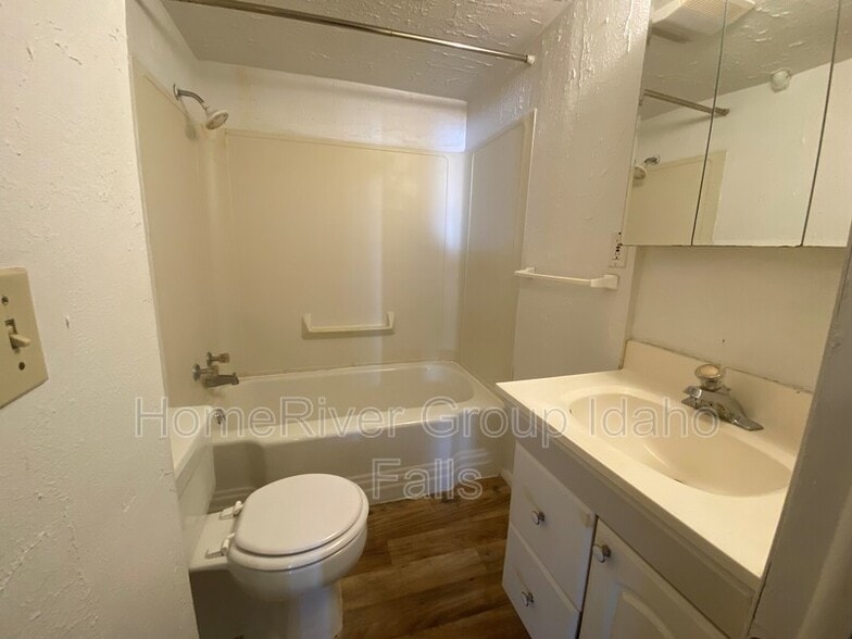 Building Photo - 106 S 3rd W