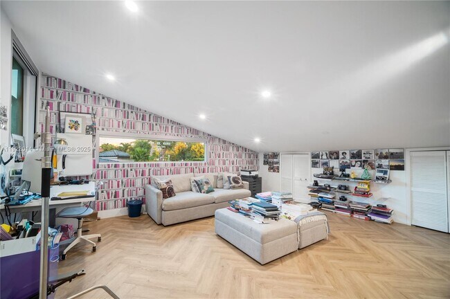 Building Photo - 79 Shore Dr W