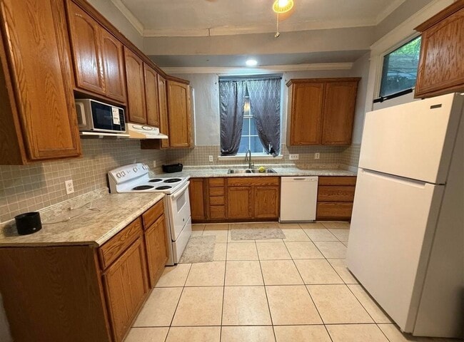 Building Photo - Gorgeous 2 Bedroom in Highland Duplex