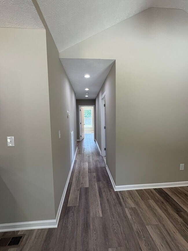Building Photo - BRAND NEW Home with large yard in Tullahoma...