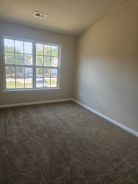 Building Photo - 500 Jaclyn Cir